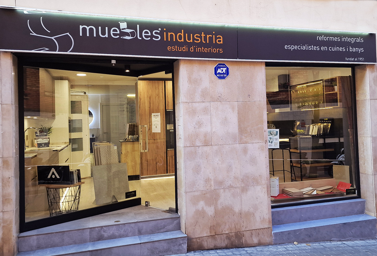 Exterior tienda Muebles Industria Barcelona