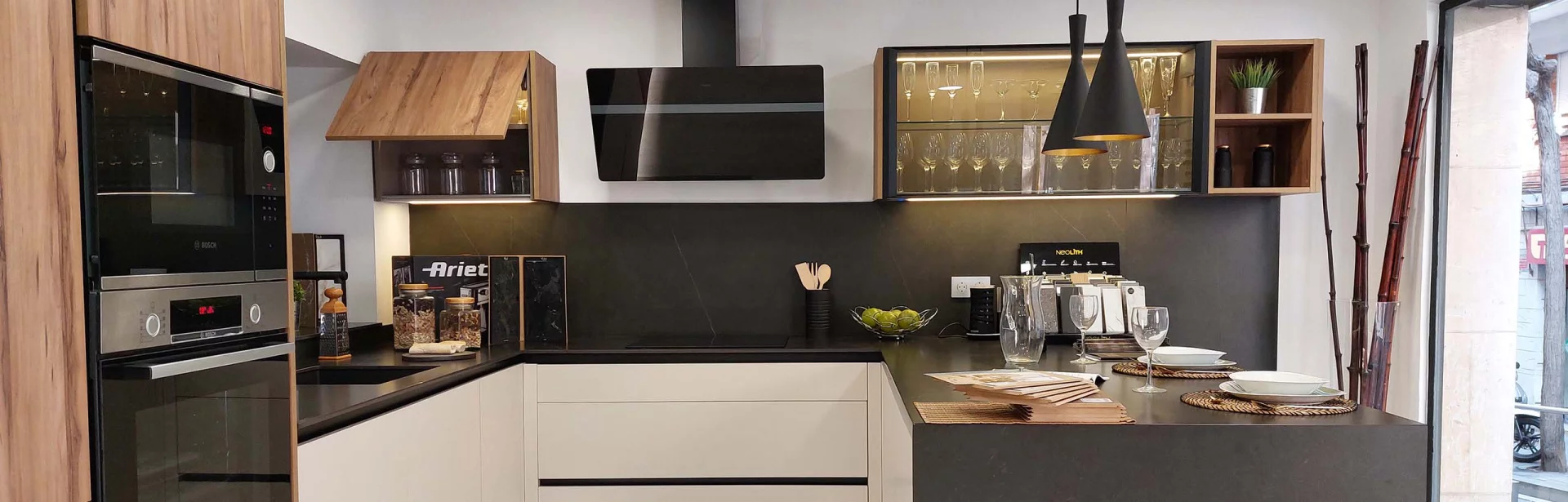 Exposición de cocinas y baños Muebles Industria Barcelona